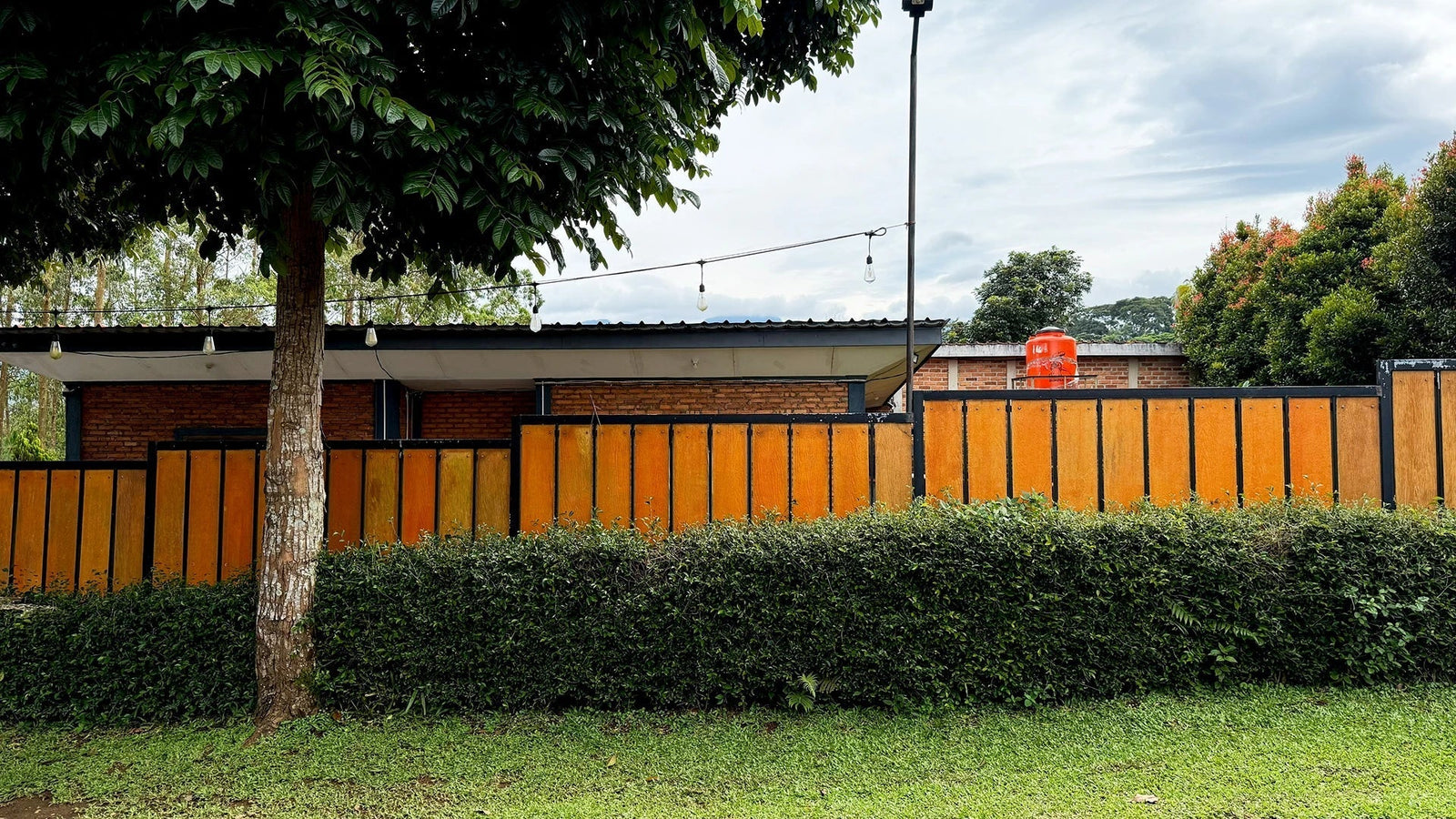 Choosing the Right Fence for Sydney’s Climate: Timber, Aluminium, or Steel?
